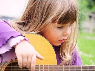 孩子幾歲可以開始學(xué)吉他?每個父